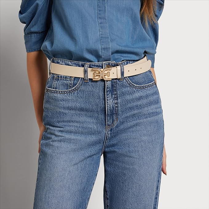 A chic black leather belt designed by Sam Edelman, featuring a double-E logo plaque buckle embellished with imitation pearls. This stylish accessory is perfect for pairing with jeans, dresses, and trousers, adding a touch of elegance and sophistication to any outfit